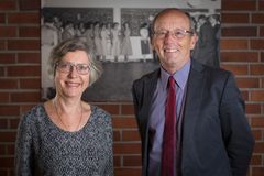 EADTU-auditoijat prof. Anja Oskamp ja tri Jon Rosewell Jyväskylässä toukokuussa 2022