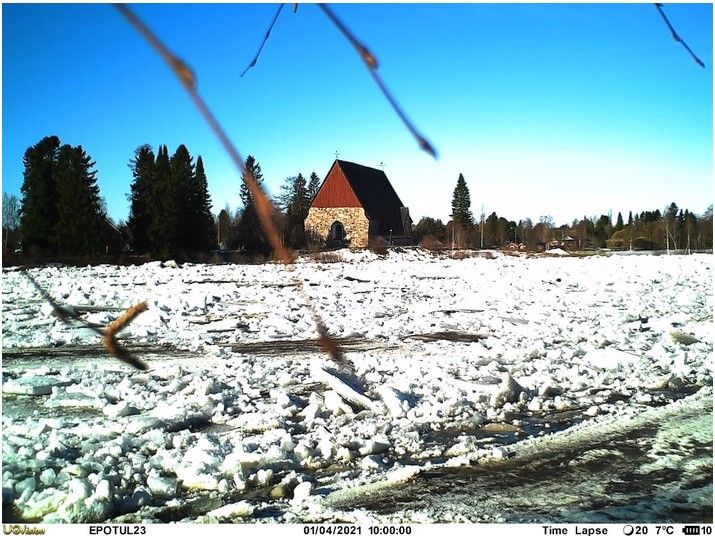 Kyrönjoki, Isokyrö. Jäitä kertynyt vanhan kirkon edustalle 1.4.2021.