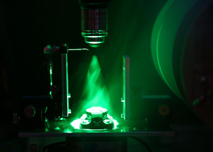 Fabry-Pérot -resonaattorissa olevien spinaaltojen kuvaamiseen käytettiin magneto-optista mikroskooppia. Kuva: Aalto-yliopisto.