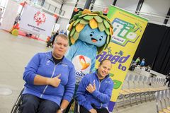 Jousiampuja Jere Forsberg ja ratakelaaja Toni Piispanen kuuluvat Rion paralympialaisiin tähtääviin urheilijoihin. Heidän kisalippunsa varmistuivat tänään Apuväline 2015 -messuilla.