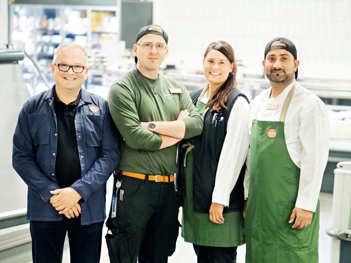 Food Market manager Jukka-Pekka Alanko (vas.), teollisesta, hevistä ja kassa-alueesta vastaava osastopäällikkö Henri Halmela, Bakeryn ja juustotiskin osastopäällikkö Iida Mantere sekä liha-, kala- ja Meals-tiskin sekä Bistron osastopäällikkö Sumit Kumar ovat uudistukseen tyytyväisiä.