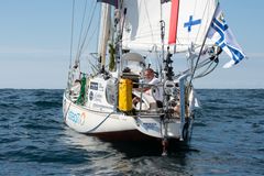 Purjehtija Tapio Lehtisen Asteria-alukselta vastaanotettiin hätäsignaali perjantaina 18.11. kello 8.54 Suomen aikaa. Lehtinen viestitti myöhemmin Golden Globe Race -yksinpurjehduskilpailun järjestäjille, että s/y Asteria on uponnut ja Tapio on evakuoitunut pelastuslautalle mukanaan viestintä- ja muita välttämättömiä varusteita. Lehtisen sijainti oli noin 450 mailia (n. 830 km) Etelä-Afrikan Port Elizabethista kaakkoon. Kisakumppani Kirsten Neuschäfer ehti paikalle ensimmäisenä ja otti Lehtisen Minnehaha-purjeveneensä kyytiin lauantaina 19.11. noin kello 9 aamulla. Kuva GGR22-kisan startista, Petri Porkola