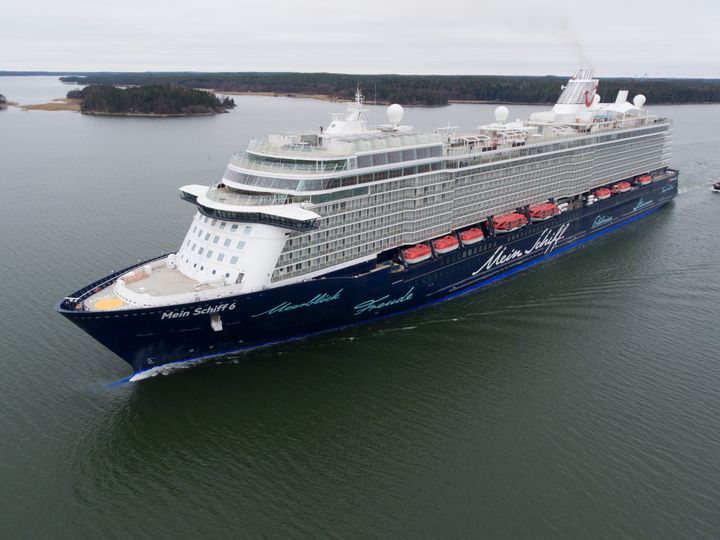 Kuvassa "Mein Schiff 6" toimitusmatkallaan. Kuva: Meyer Turku Oy.