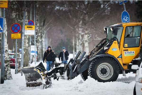 Helsingin kaupungin Staran kadunhoitokone talvisissa puuhissaan. Kuva: Veikko Somerpuro