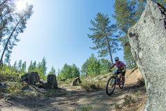 Naisten 46 km voittaja, CycleClub Ilveksen Katri Rantanen ja Salpalinjan panssariestekivet. Kuva: J. Lautamatti. 