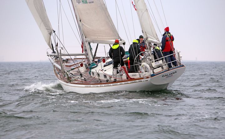 Museovirasto on avustanut laivojen ja veneiden säilymistä vuodesta 1994 lähtien. Vuonna 2022 avustettiin mm. Swan 55 -tyyppisen Galiana-veneen kannen kunnostusta. Veneellä osallistutaan 2023 purjehdittavaan retrohenkiseen Whitbread Round the World 50-vuotisjuhlakilpailuun pääosin nuorista purjehtijoista koostuvalla miehistöllä. Tavoitteena on siirtää osaamista ja kokemusta seuraavalle purjehtijoiden sukupolvelle. Kuva: Pasi Nuutinen