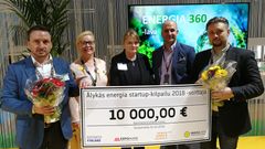 Älykäs energia -kilpailun voittaja sai 10 000 euroa. Voittaneen Aistio District Monitoring -järjestelmän edustajina vasemmalla Timo Rannikko ja oikealla Sami Metsänperä ohjelmistoyritys Sofictasta. Keskellä palkinnon luovuttajien edustajat
Helena Kivi-Koskinen, Word Energy Council Finland,
Pia Salokoski, Business Finland ja
Juha Nyholm, Expomark Oy. Kuva: Heikki Jokinen