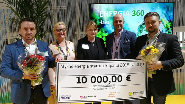 Älykäs energia -kilpailun voittaja sai 10 000 euroa. Voittaneen Aistio District Monitoring -järjestelmän edustajina vasemmalla Timo Rannikko ja oikealla Sami Metsänperä ohjelmistoyritys Sofictasta. Keskellä palkinnon luovuttajien edustajat
Helena Kivi-Koskinen, Word Energy Council Finland,
Pia Salokoski, Business Finland ja
Juha Nyholm, Expomark Oy. Kuva: Heikki Jokinen