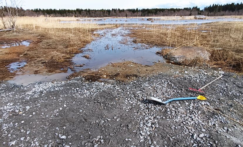 Pieniä kunnostuksia voidaan tehdä myös käsin lapion, haravan ja sorakuorman avulla.