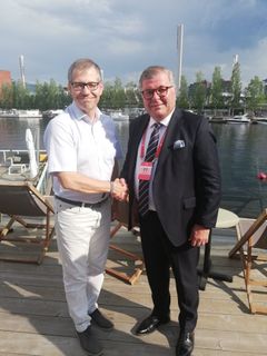 Jyväskylän yliopiston rehtori Keijo Hämäläinen ja Palloliiton puheenjohtaja Ari Lahti pitävät yhteistyötä tärkeänä avauksena suomalaisessa urheilussa.