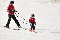 Talvilomakausi lähestyy ja moni perhe suuntaa reissuun Suomessa tai ulkomailla. Matkustavan perheen kannattaa valita matkavakuutus, jossa lapsi on vakuutettu aikuisen matkavakuutuksessa. Osa lapsista matkustaa lomalle isovanhempien, sukulaisten tai ystäväperheen kanssa tai jopa ihan yksin. Etenkin silloin kannattaa tarkistaa, että lapsen matkavakuutusasiat ovat kunnossa.