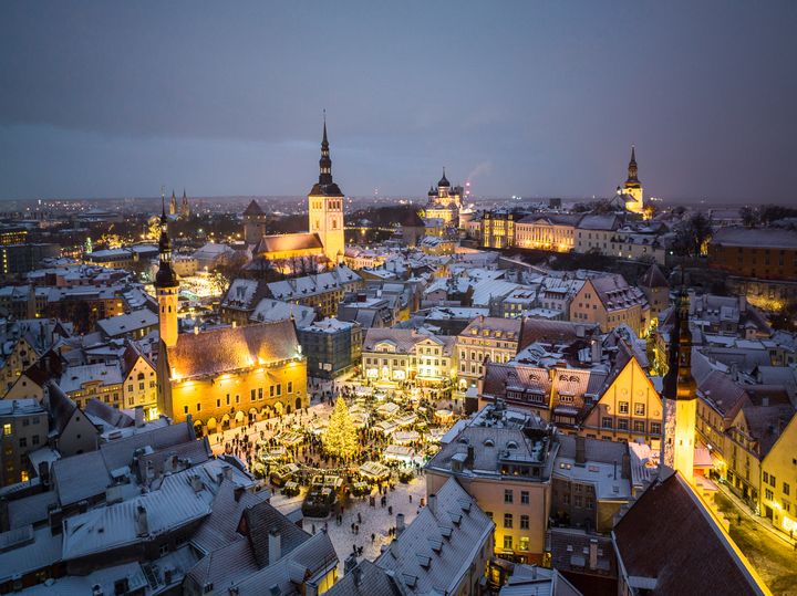 Euroopan kauneimmaksi nimetty Tallinnan joulutori hehkuu tunnelmaa tammikuuhun saakka. Kuva: Visit Tallinn