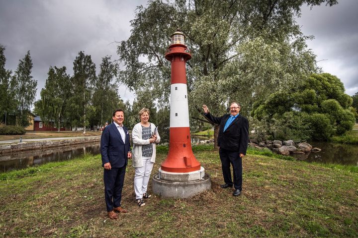 Kokkolan Halpa-Halli Oy lahjoitti 50-vuotisjuhlavuotensa kunniaksi historiallisen Tankarin majakan pienoismallin Kokkolan kaupungille. Kuvassa toimitusjohtaja Janne Ylinen (vas.), Kokkolan kaupunginjohtaja Stina Mattila sekä Kokkolan Halpa-Halli Oy:n perustaja, kauppaneuvos Esko Ylinen. Kuva: Esa Melametsä.