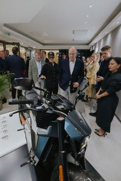 Monacon ruhtinas Albert II vieraili liikkeessä Monaco GP:n yhteydessä. Paikalla oli myös ruhtinatar Charlenen hyväntekeväisyysjärjestön edustajia sekä useita moottoriurheilumaailman vaikuttajia ja huippunimiä. Kuva: Verge Motorcycles