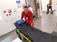 Sairaanhoitaja Miska Vaara esitteli ambulanssikäyttöön HUSissa kehitettyä minimipainepatjaa Espoon sairaalassa. Kuva: HUS/Paavo Holi
