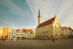 Tallinnan keskeinen piste on jo 700 vuoden ajan ollut raatihuone, eli virolaisittain raekoda. Ensimmäiset maininnat Tallinnan raatihuoneesta ovat vuodelta 1322 ja se onkin Pohjois-Euroopan vanhin lajissaan. Kuva: Visit Estonia