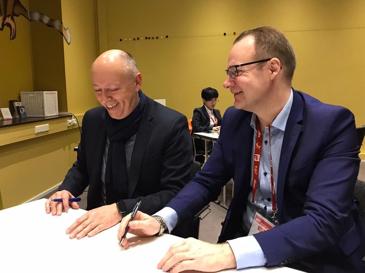 Zonista GmbH:n toimitusjohtaja Alfred Becker ja Savonlinnan kaupunginjohtaja Janne Laine allekirjoittavat aiesopimuksen.