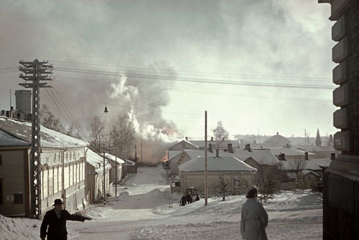 Pommituksen aiheuttama tulipalo Savonlinnassa helmikuussa 1940 osoitteessa Koulukatu 15. Kuva: Carl-Erik Groth.
