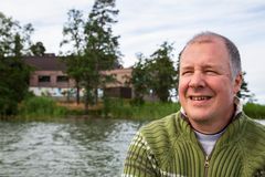 ”Nyt on helpompi toimittaa ravintolaan tuoretta kalaa”, kalastaja Christer Hackman toteaa uudesta aurinkovoimalla toimivasta Greta-veneestä. Valokuvaaja: Jakke Nikkarinen.