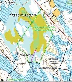Passmossen i Pedersöre kommun. Styrdiket för återställande av vattenbalansen har markerats med violett färg.