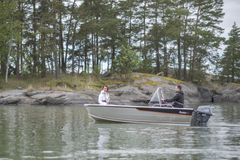 Buster S1:Buster har helt och hållet förnyat sin nästminsta modell, sommarstugans standardbåt Buster S. Den lilla fyrapersonersbåtens mest betydande nya egenskap är en ny självläns för tömning av regnvatten. Nyttan med den märker man senast efter den första regniga sommarveckan.