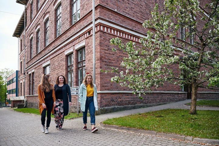 Seminaarinmäen kampus toimii aktiivisena kohtaamisen, oppimisen ja tutkimisen paikkana alueen toimijoille ja kävijöille. Kuva: Jyväskylän Yliopisto