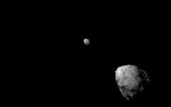Didymos (oikealla) ja Dimorphos (vasemmalla) DART-avaruusaluksen DRACO-kameralla kuvattuna 27.9.2022 juuri ennen aluksen törmäystä Dimorphos-asteroidiin (kuvan lähde NASA/Johns Hopkins APL).