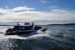 På Helsingfors flytande båtutställning presenterar Buster en ny förbindelsebåt i lyxklass, Phantom Cabin. Busters genom tiderna största hyttbåt är nästan 10 meter lång och garanterar en behaglig färd på sjön för upp till 12 personer.