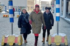 Jyväskylän Nopsajalka-tiimiläiset, vasemmalta sosiaaliohjaaja Hannele Kaunisto, projektipäällikkö Ritva Anttonen ja psykiatrinen sairaanhoitaja Riikka Hult. Kuva: Nopsajalka-tiimi