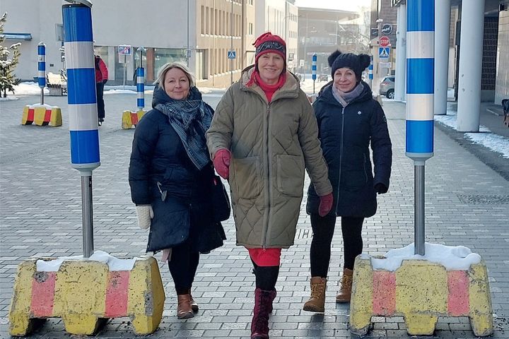 Jyväskylän Nopsajalka-tiimiläiset, vasemmalta sosiaaliohjaaja Hannele Kaunisto, projektipäällikkö Ritva Anttonen ja psykiatrinen sairaanhoitaja Riikka Hult. Kuva: Nopsajalka-tiimi
