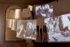I utställningen har man sammanställt en bred skala sällan sedda fotografier och filmklipp. Materialet har sammanställts i samarbete med Nationella audiovisuella institutet, Rundradion och ett flertal produktionsföretag. Bild: Maija Astikainen / Helsingfors stadsmuseum