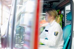 Helsingin kaupungin pelastuslaitoksen ensihoitajia tarkastamassa ambulanssia hälytystehtävää varten.