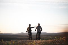 Maastopyöräilijät ja maisemaa Venäjän suuntaan. Kuva: Eeva Mäkinen