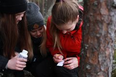 Lapin 4H-yhdistysten järjestämillä lasten ja nuorten Metsäpelileireillä kokeillaan myös geokätköilyä. Kuva: Anne Annala.