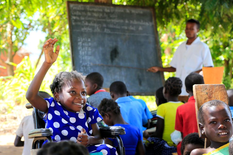 Koulutyttö Mosambikissa