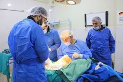 Syyrialaiset lääkärit leikkaavat potilasta Atmehissa sijaitsevassa sairaalassa, jonka leikkaussaliin Lääkärit Ilman Rajoja lahjoitti tarvikkeita. Kuva: Abdul Majeed Al Qareh, Lääkärit Ilman Rajoja.