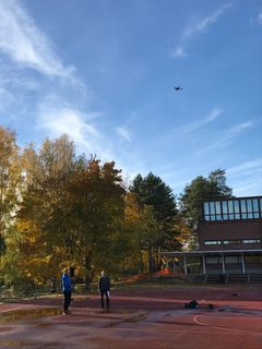 Droonin lennätystä kampuksen kentällä.