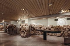 Graniittilohkareista tehdyt luonnonkivimuurit ovat oleellinen osa Dipolin arkkitehtuuria. Kuva: Aalto-yliopisto/Tuomas Uusheimo
