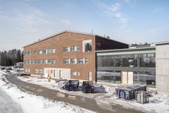 Lapti rakentaa Nokian kaupungille Emäkosken yläkoulun 550 oppilaalle. Koulun sisätiloissa väliseinätyöt ovat hyvässä vauhdissa.