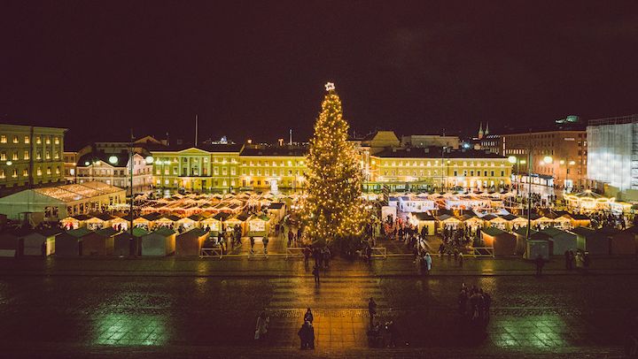 Joulutorin tunnelmaa Senaatintorilla. Kuva: Kim Öhman