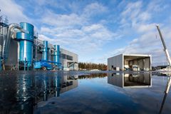 Suomen Rengaskierrätyksen kiertotalouslaitos valmistuu Lopen kuntaan kevään 2023 aikana. Laitos jalostaa vuosittain noin 20 000 tonnia renkaita muovi- ja kumiteollisuudelle ja luo kiertotalousalalle kymmenkunta uutta työpaikkaa.