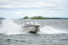 “The new Magnum has the feel of a large boat, and its handling characteristics are clearly better than before thanks to the new hull design and the relocation of the centre of gravity further back. The more pointed form of the hull and the three pairs of aggressively shaped lifting strakes add to the performance, making the boat really fun to drive,” says Anders Kurtén, , Director of Product Development for Buster.