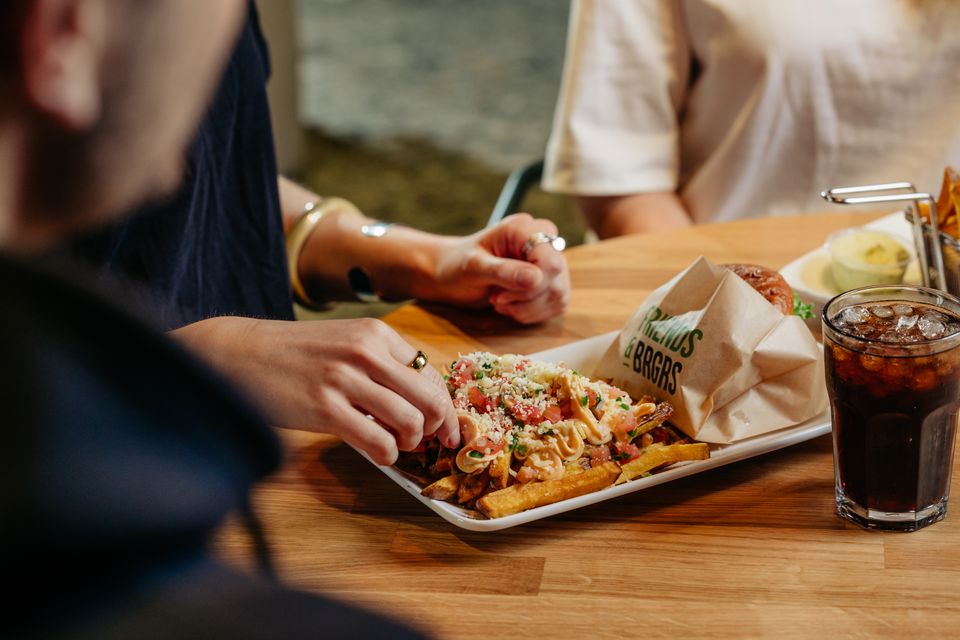 Tuoreita, paikan päällä valmistettuja burgereita ja ranskalaisia Friends & Brgrs -ravintolassa.