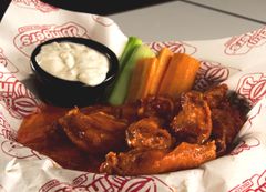 Wolt-palvelu tuo Sticky Wingersin suositut wingsit suoraan kotiovelle. Kuva: Kari Jokinen