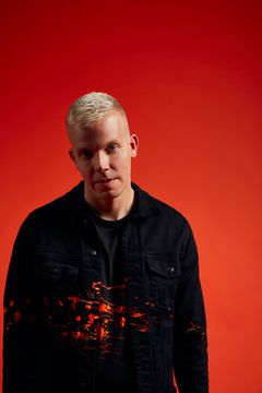 Elastinen astelee I love me:n Areena-lavalle perjantaina 20.10. klo 17.30 ja kertoo Eteen ja ylös -puheenvuorossaan, mitä positiivisella energialla voi luoda ja miten sitä vaalitaan.