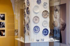 Sedan stumfilmens tider har det målats upp olika slags bilder av området och dess invånare på den vita duken. Bild: Maija Astikainen / Helsingfors stadsmuseum