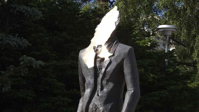 Tapio Junnon Häikäistynyt--patsas