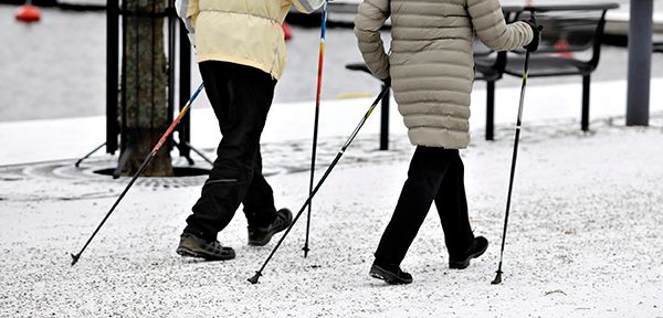 Mäkinen kodin lähiympäristö saattaa heikentää iäkkäiden kävelykykyä. Kuva: Petteri Kivimäki.