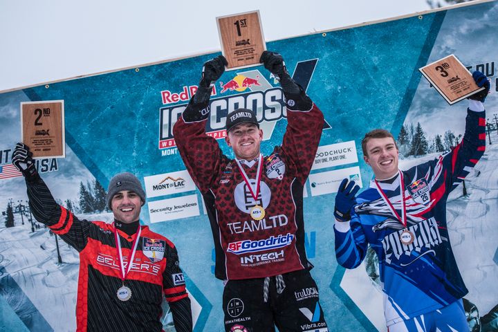 (V-O) Naasz Cameron (USA), Kyle Croxall (CAN) ja Murlychkin Dmitriyat (RUS) tuulettavat ATSX 500 kilpailun voittoa Yhdysvalloissa. Lähde: Red Bull Content Pool