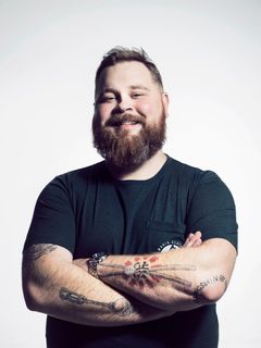 Olen kiitollinen saadessani yhteistyökumppanin, joka jakaa kanssani intohimon maailman tunnetuimpaan ruokalajiin. Haimme inspiraatiota muiden muassa Kuubasta ja Japanista, mutta Burgerimiehessä keskitymme USA:n ruokakulttuurin kruununjalokiveen sen aidossa ympäristössä”, kertoo Naughty BRGR –ravintoloitsija, keittiömestari ja Subin uusi TV-tähti Akseli Herlevi. Kuva: MTV